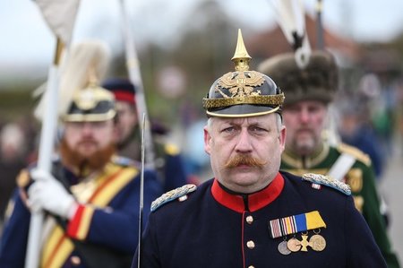Erinnerung in historischen Uniformen in Sonderburg/Dänemark an d...