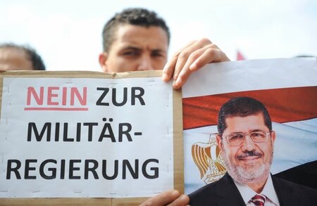 Anhänger des gestürzten äyptischen Präsidenten Mohammed Mursi pr...