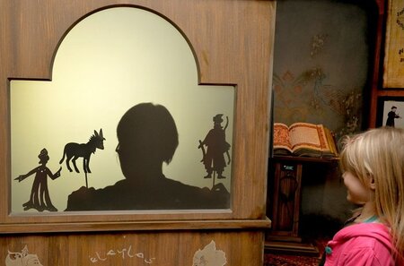 Hundert Jahre Schattenspiel (Foto von der Wiedereröffnung) Hundert Jahre Schattenspiel (Foto von der Wiedereröffnung)
