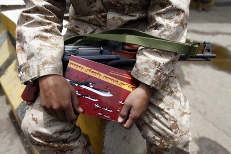 Nichts Gutes kommt von oben:Jemenitischer Soldat mit Broschüre ü... Nichts Gutes kommt von oben:Jemenitischer Soldat mit Broschüre ü...