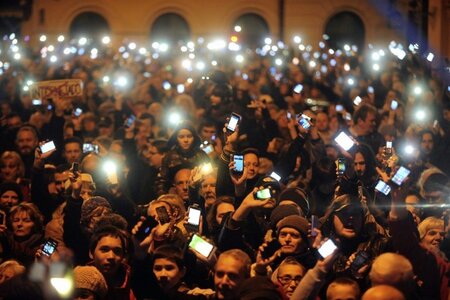Licht an gegen Orbán: Demonstranten vor dem Wirtschaftsministeri... Licht an gegen Orbán: Demonstranten vor dem Wirtschaftsministeri...