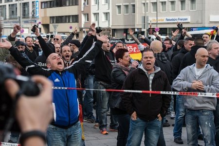 Kultivierte Abendländer bei der angeblich nur gegen religiösen F...