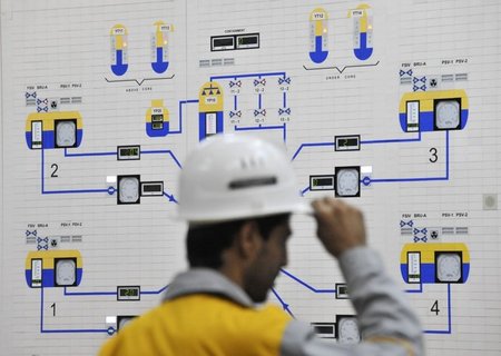 Auf zum Atom. Ein iranischer Arbeiter im Kernkraftwerk Buschehr ...