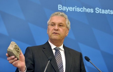 Bayerns Innenminister Joachim Hermann (CSU) bei der Vorstellung ...