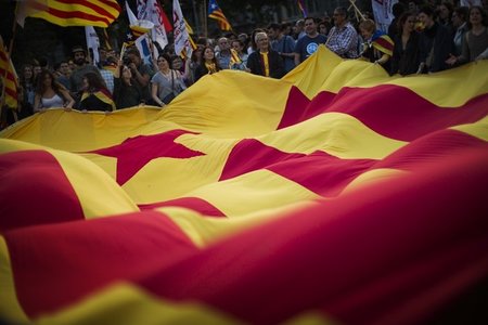 2. Juni 2014: Katalanen feiern mit einer  Riesenflagge die Abdan...
