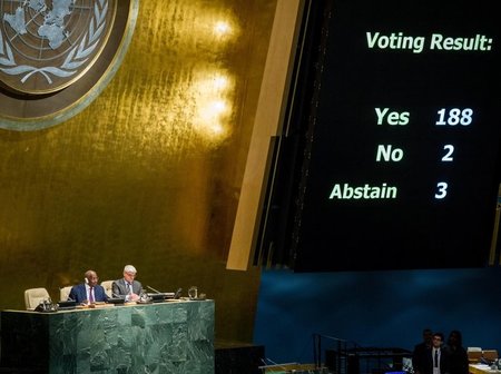 Das Abstimmungsergebnis zur Kuba-Resolution, eingeblendet am Die...