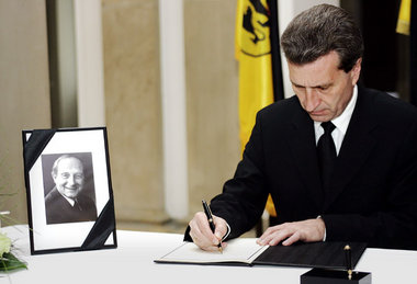 Zwei Gegner des Faschismus: Ministerpräsident Oettinger trägt si... Zwei Gegner des Faschismus: Ministerpräsident Oettinger trägt si...
