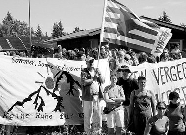 Traditionell: Protest gegen die Gebirksjäger-Traditionspflege, M... Traditionell: Protest gegen die Gebirksjäger-Traditionspflege, M...