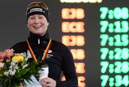 Ist das schon Curling? Claudia Pechstein bei der Siegerehrung in...