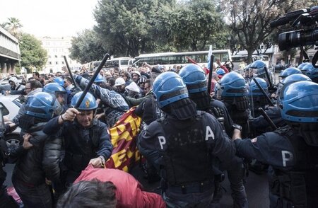 Knüppelattacke der Polizei gegen protestierende Arbeiter am verg...