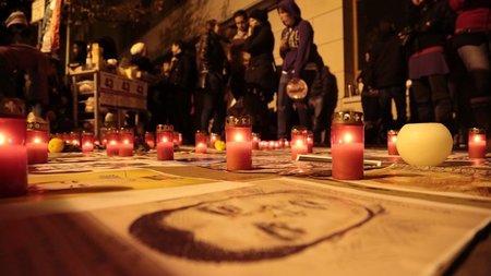Protest mit Kerzen und den Bildern der Vermissten vor der mexika...