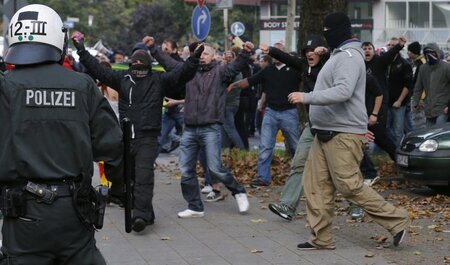 Unter Aufsicht der Polizei: »Hooligans gegen Salafisten « bei de...