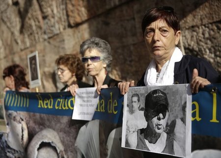 Angehörige von Opfern mit dem Bild von Gonzalo Pacheco bei einer...