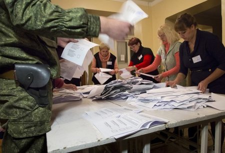 Auszählung der Stimmen in einem Wahllokal in Donezk am Sonntag