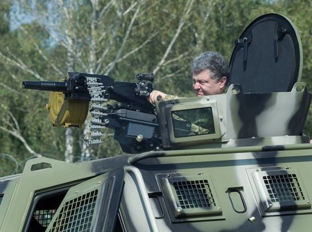 Der ukrainische Präsident Poroschenko bei einer Inspektion einer...