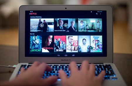 Welche Serie soll es sein? Laptop mit aufgerufener Netflix-Seite