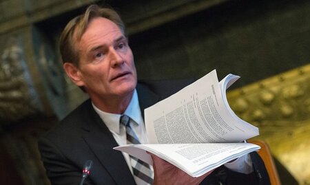 Oberbürgermeister Burkhard Jung (SPD) hält die Anschrift des Urt...