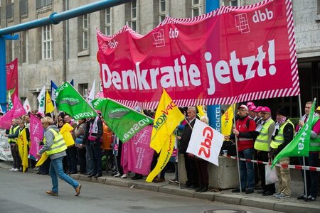 Widerspruch auf der Straße: Vor dem »Arbeitgebertag« protestiere...