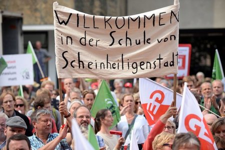 Rund 10.000 Lehrer demonstrierten im August 2013 gegen die von d...