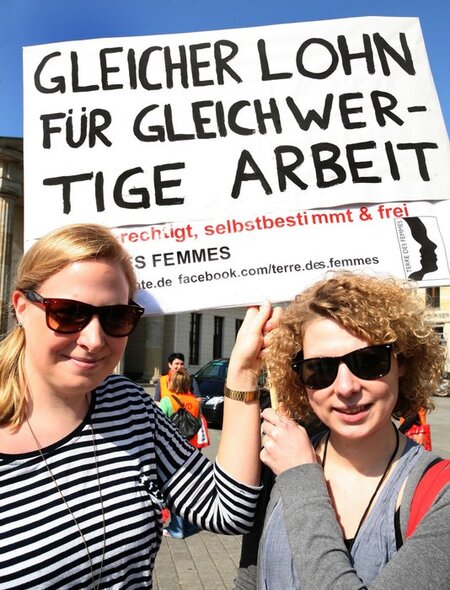 Für Lohngleichheit auf der Straße: Frauen demonstrieren am Equal...
