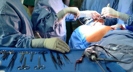 Operationssaal in Mannheim (Baden-Württemberg): Einem Patienten ...