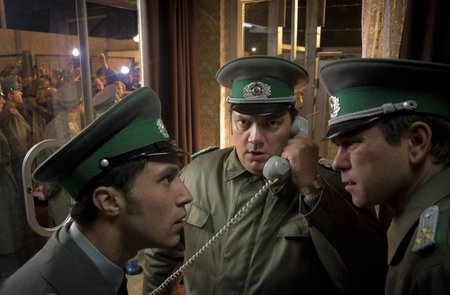 »Macht das Tor auf«: Grenzoffizier Harald Schäfer (Charly Hübner...