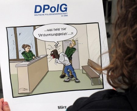 Feindbild Asylsuchender. Rassistische Karikaturen in einem Kalen...