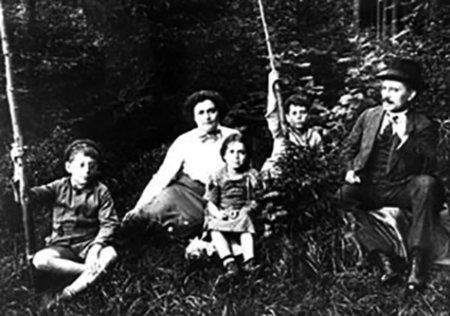 Sophie und Karl Liebknecht (1913) mit Karls Kindern aus erster E...