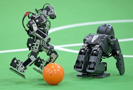 Lernende Systeme:  Ein Roboter des deutschen Teams spielt den Ba...