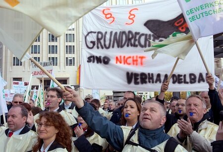 Rund 500 GDL-Mitglieder demonstrierten am Freitag mittag vor der...