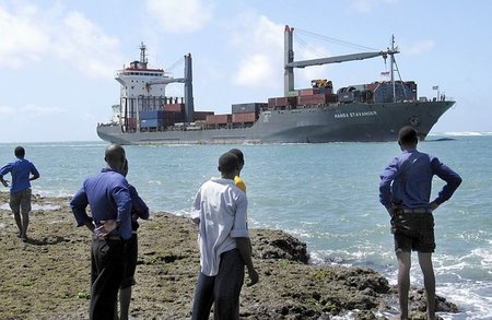 Das deutsche Containerschiff »Hansa Stavanger« vor der Hafeneinf... Das deutsche Containerschiff »Hansa Stavanger« vor der Hafeneinf...