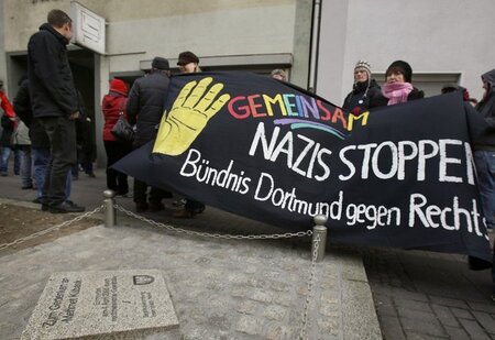 Dortmunder Antifaschisten vor dem Gedenkstein für Mehmet Kubasik... Dortmunder Antifaschisten vor dem Gedenkstein für Mehmet Kubasik...
