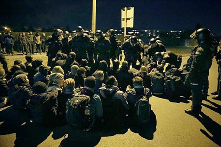 Sitzblockade gegen den rechten Aufmarsch in Bautzen am Vorabend ... Sitzblockade gegen den rechten Aufmarsch in Bautzen am Vorabend ...