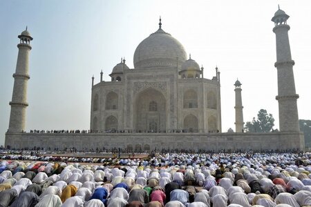 Betende Muslime vor dem historischen Taj Mahal am 6. Oktober in ... Betende Muslime vor dem historischen Taj Mahal am 6. Oktober in ...