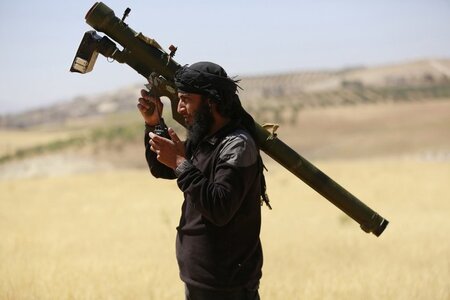 Bewaffneter Kämpfer der islamistischen Al-Nusra-Front in Syrien Bewaffneter Kämpfer der islamistischen Al-Nusra-Front in Syrien