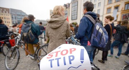 Große Politik am Straßenrand: Protestaktion von Gegnern des tran... Große Politik am Straßenrand: Protestaktion von Gegnern des tran...