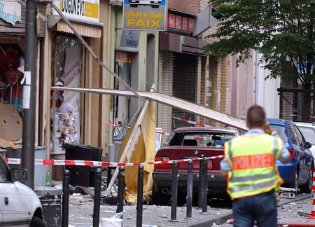 Nach dem Nagelbombenanschlag in der Kölner Keupstraße am 9. Juni... Nach dem Nagelbombenanschlag in der Kölner Keupstraße am 9. Juni...