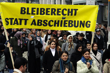 Zehntausende bangen, ob sie hierbleiben dürfen Zehntausende bangen, ob sie hierbleiben dürfen