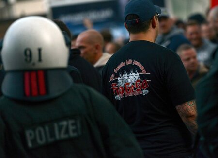 Teilnehmer der Hooligan-Demonstration am 26. Oktober in Köln. Mi...