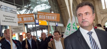GDL-Chef Claus Weselsky und streikende Lokführer, hier am 15. Ok...