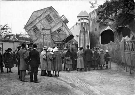 Das drehbare Haus war 1923 eine Hauptattraktion des Lunaparks