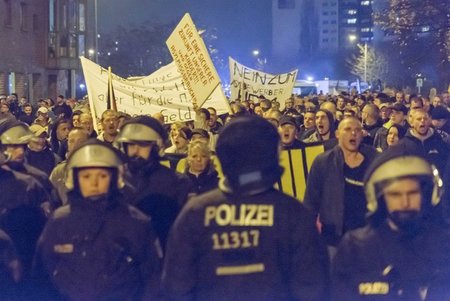 Mehrere hundert Neonazis marschierten am Montag abend in Berlin-...