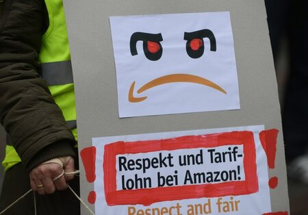 Streikplakat in Bad Hersfeld: Dem Grinsemännchen-Logo von Amazon...