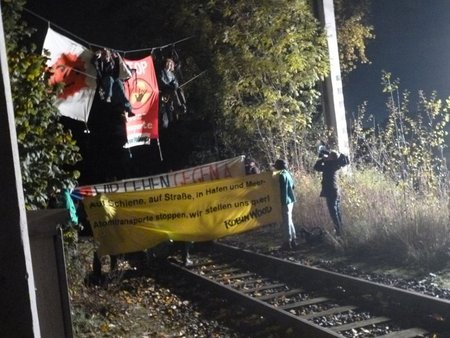 Umweltschützer behinderten den Transport vom 15 Containern mit U...