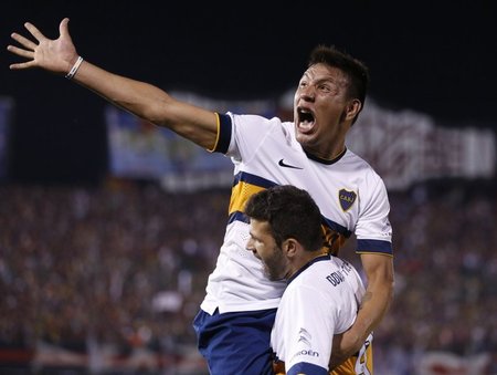 Die Boca-Spieler Andres Eliseo Chavez (oben) und Emmanuel Giglio...