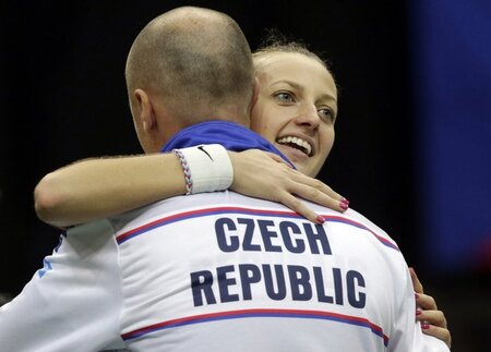 Merci, dass es dich gibt: Teamchef Petr Pala umarmt die tschechi... Merci, dass es dich gibt: Teamchef Petr Pala umarmt die tschechi...