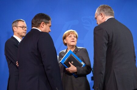 Skeptischer Blick: Bundeskanzlerin Angela Merkel nimmt vom Vorsi... Skeptischer Blick: Bundeskanzlerin Angela Merkel nimmt vom Vorsi...