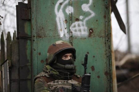 Ein ukrainischer "Freiwilliger" am Dienstag in Peski bei Donezk Ein ukrainischer "Freiwilliger" am Dienstag in Peski bei Donezk