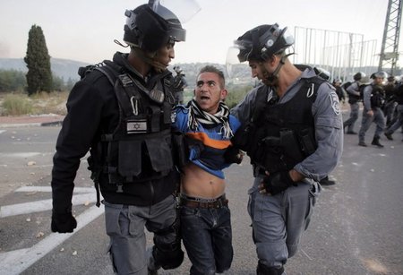 Angst vor neuer Intifada: Israelische Polizisten nehmen einen pa...