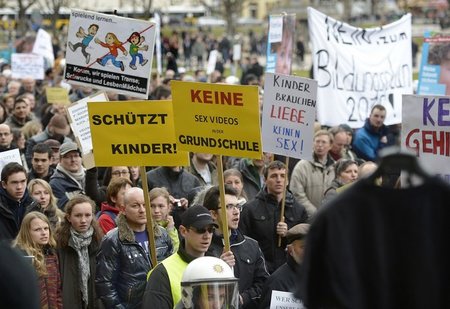 Vorwand Kinderschutz: Am 1. März gingen in Stuttgart Tausende ge... Vorwand Kinderschutz: Am 1. März gingen in Stuttgart Tausende ge...